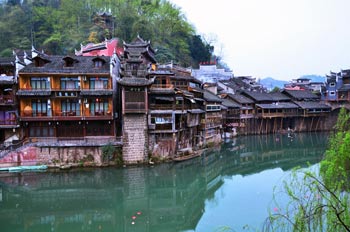  張家界國家森林公園、黃龍洞、鳳凰古城九景三晚四日游